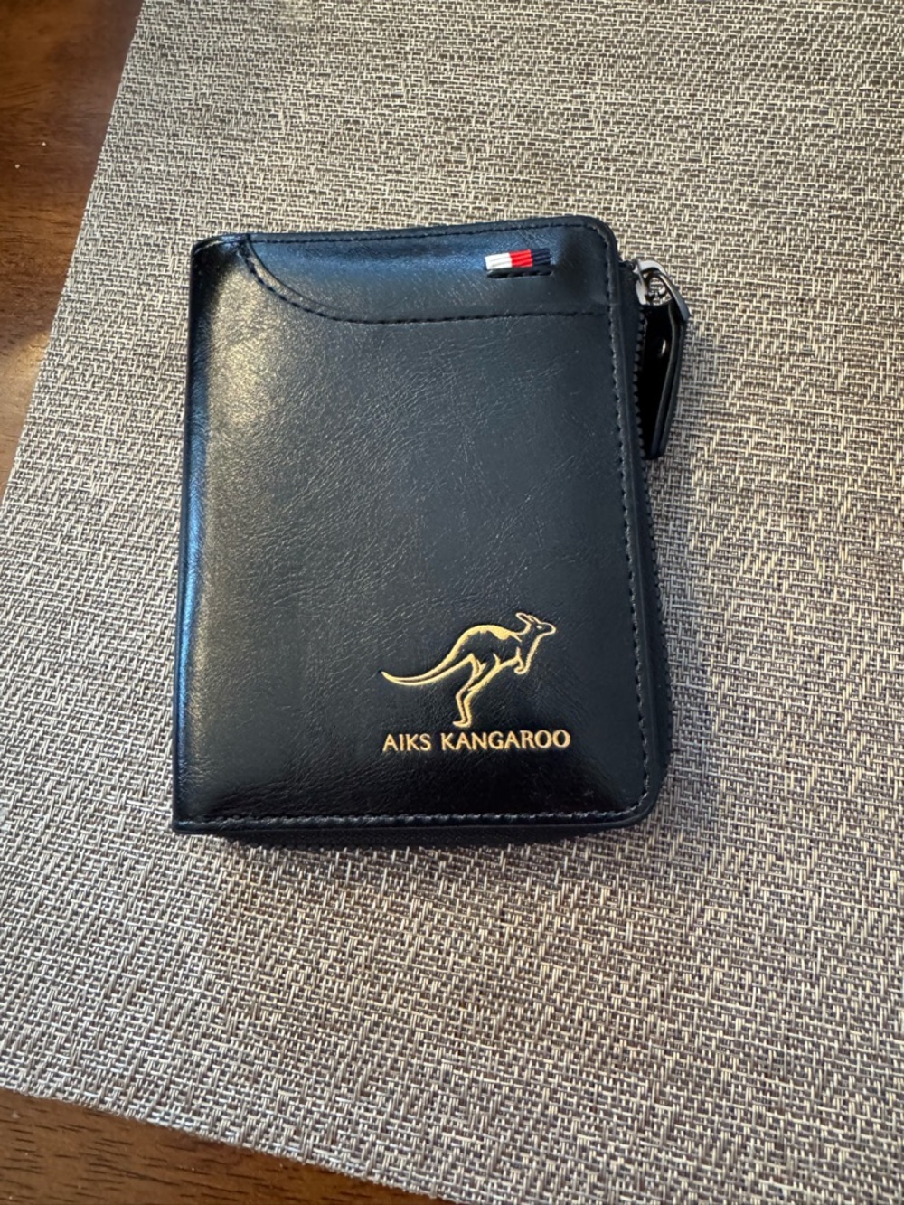 Men’s zip‎ leather wallet in black.